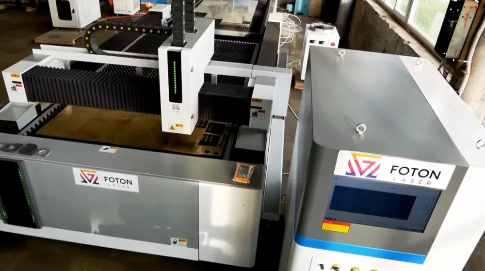 FL-L1560FER-3000-D220-IPG Лазерный станок для резки листового металла и труб со сменным столом