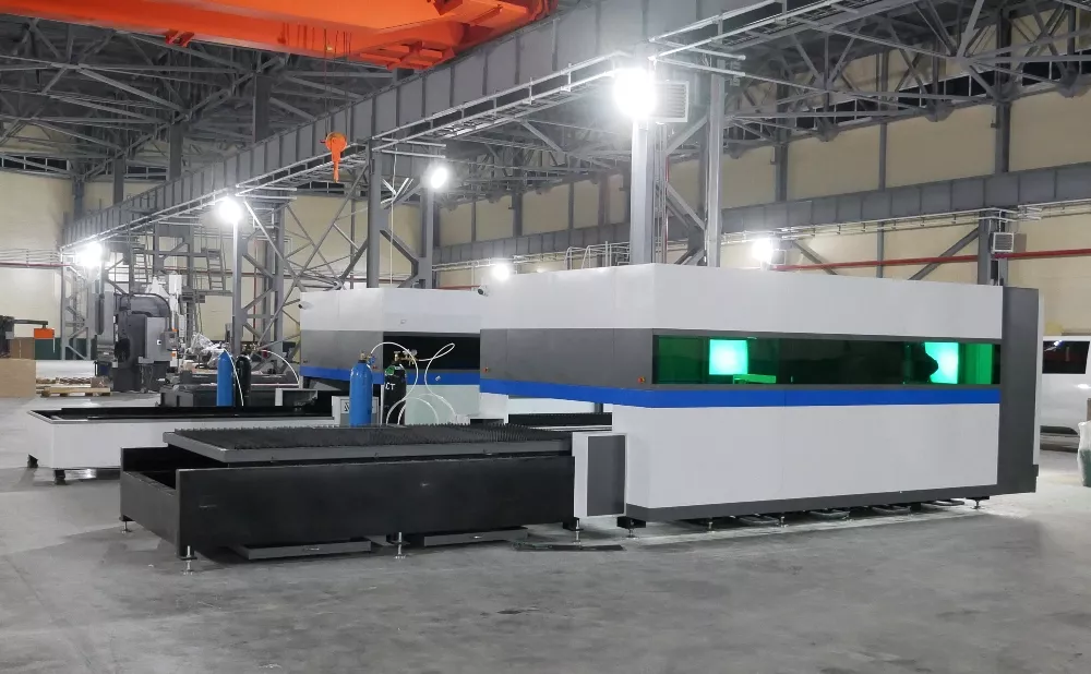 FL-L1530FEHR-4000-D220-IPG Лазерный станок для резки листового металла и труб со сменным столом и кабинетной защитой
