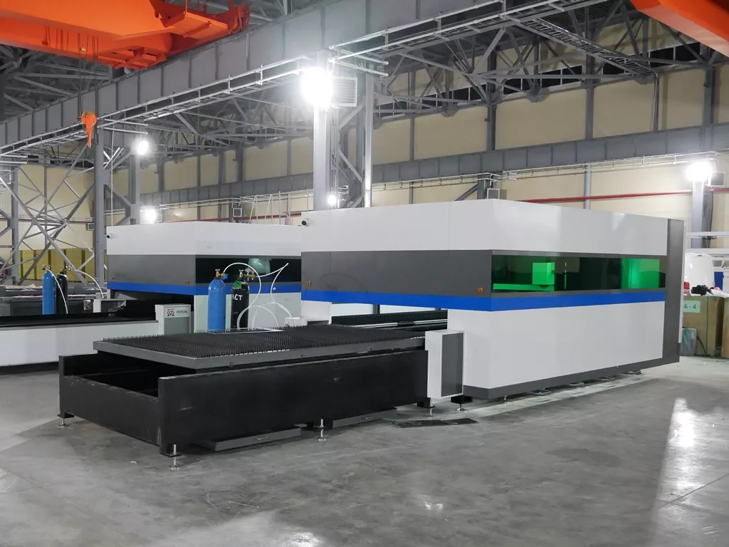 FL-L1530FEHR-1000-D350-IPG Лазерный станок для резки листового металла и труб со сменным столом и кабинетной защитой