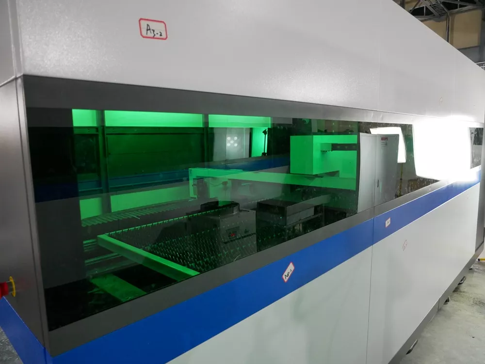 FL-L1560FHR-2000-D220-IPG Лазерный станок для резки листового металла и труб с кабинетной защитой