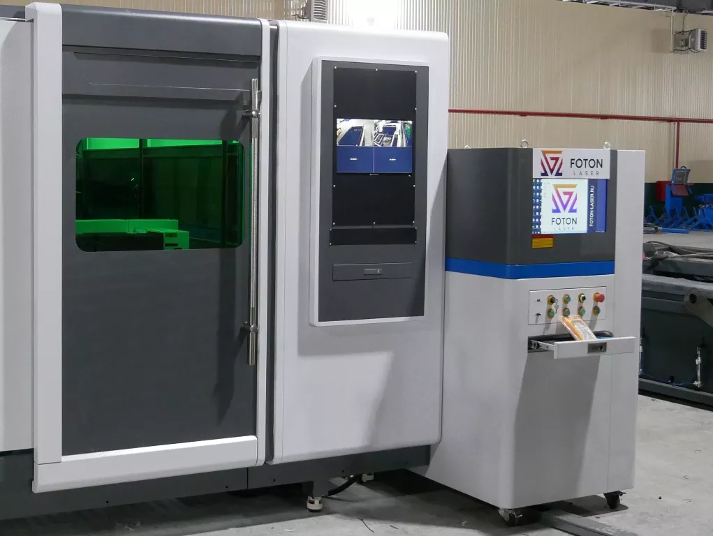 FL-L2040FH-4000-IPG Оптоволоконный станок лазерной резки для листового металла с кабинетной защитой