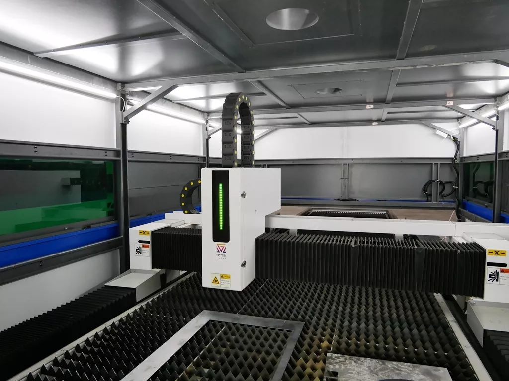 FL-L2040FHR-30000-D350-IPG Закрытый лазерный станок для резки листового металла с труборезом