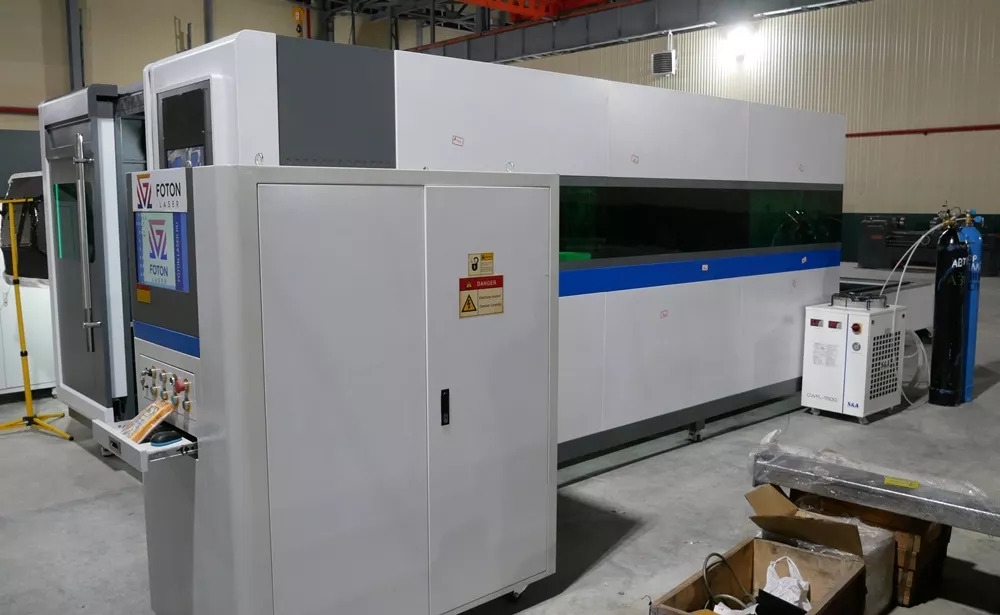 FL-L2040FHR-1000-D220-IPG Лазерный станок для резки листового металла и труб с кабинетной защитой