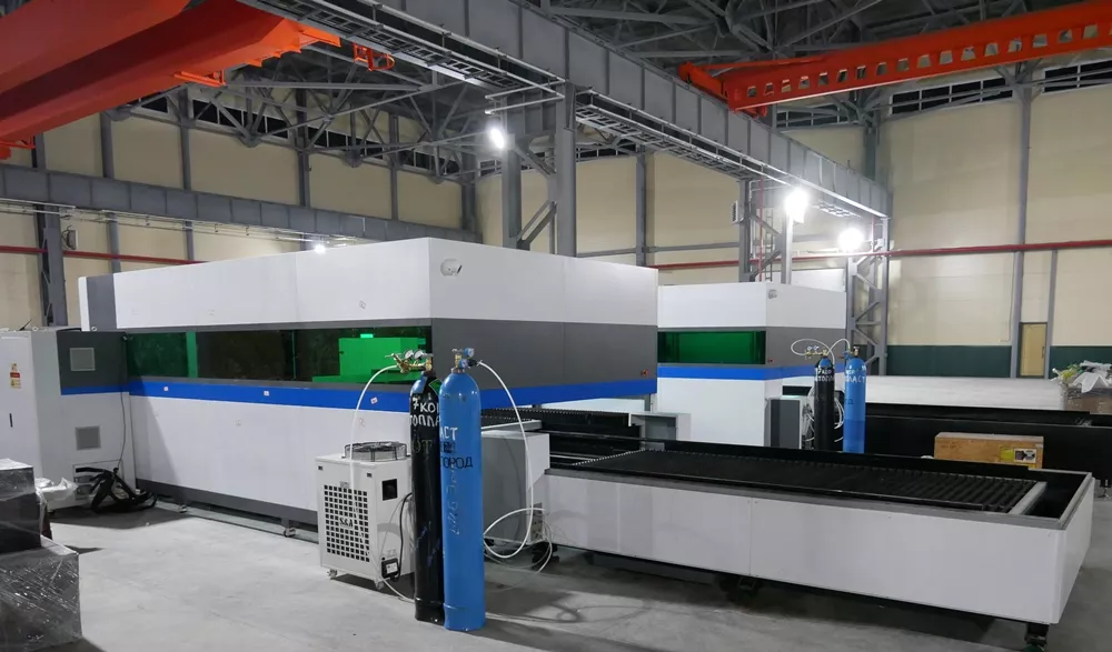 FL-L2060FEHR-2000-D220-IPG Лазерный станок для резки листового металла и труб со сменным столом и кабинетной защитой