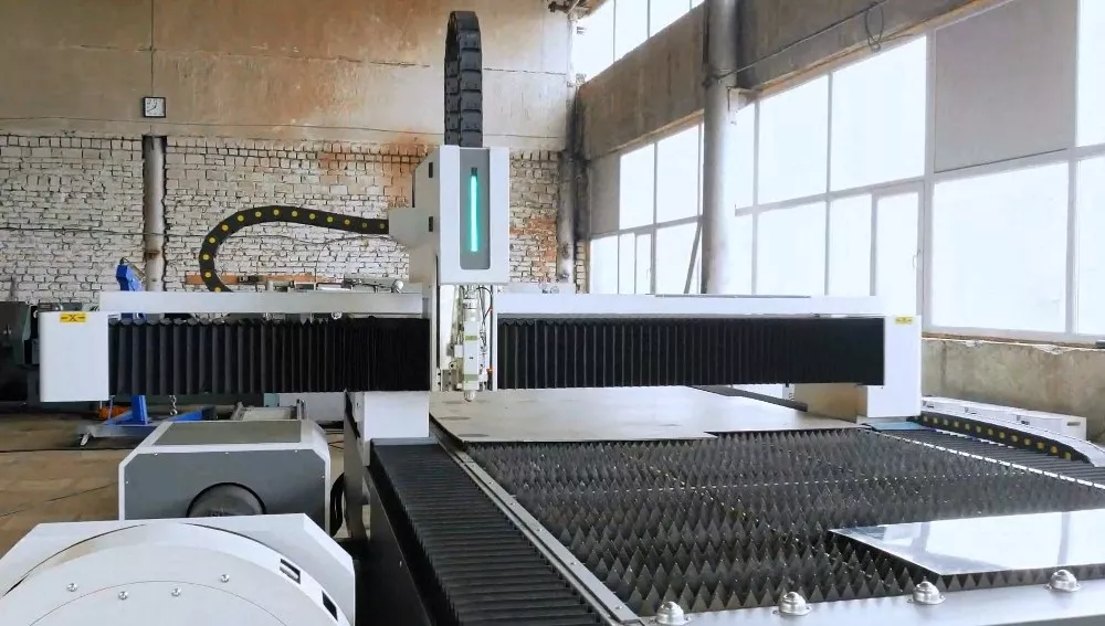 FL-L1530FR-3000-D220-IPG Лазерный станок для резки листового металла и труб